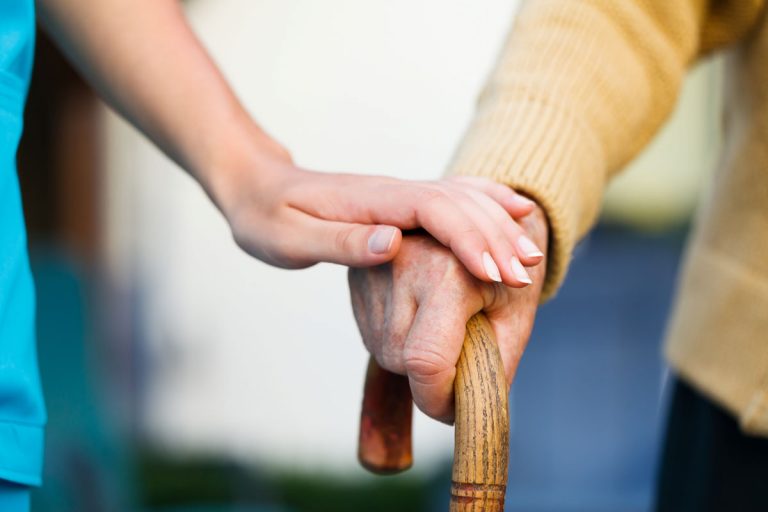 <strong>El cuidado a la persona adulta mayor: un acto de amor grupal</strong>